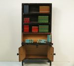 Игрушечный книжный шкаф с книгами
