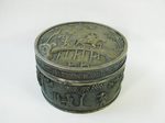 Шкатулка серебряная круглая с изображением всадника Серебро. Конец XIX - начало ХХ века.