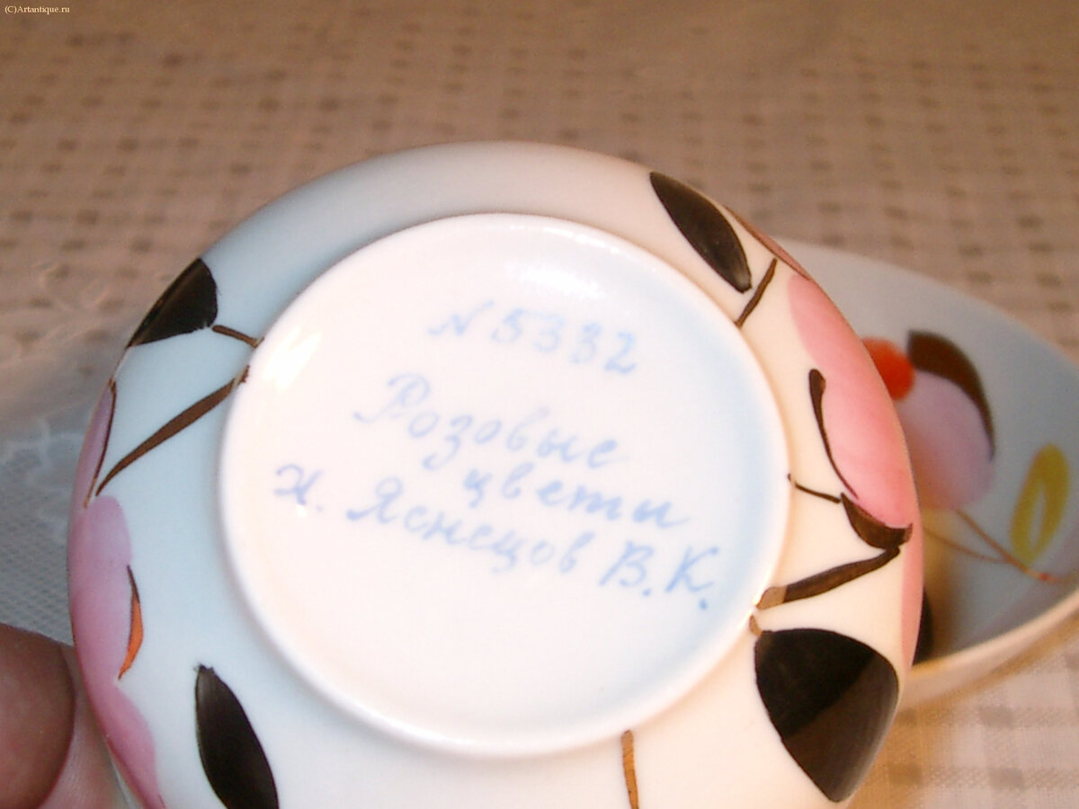 Чашка с блюдцем "Розовые цветы"