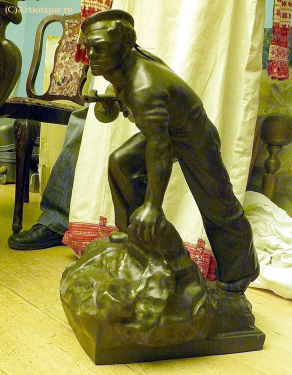 Скульптура "Морской десантник"