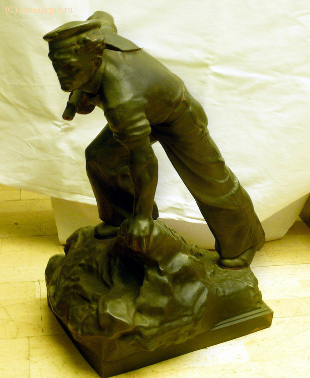 Скульптура "Морской десантник"