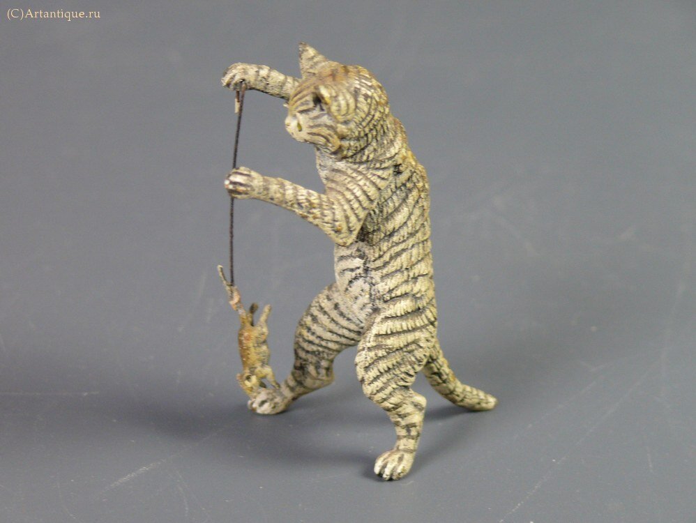Статуэтка "Кот, играющий с мышкой"