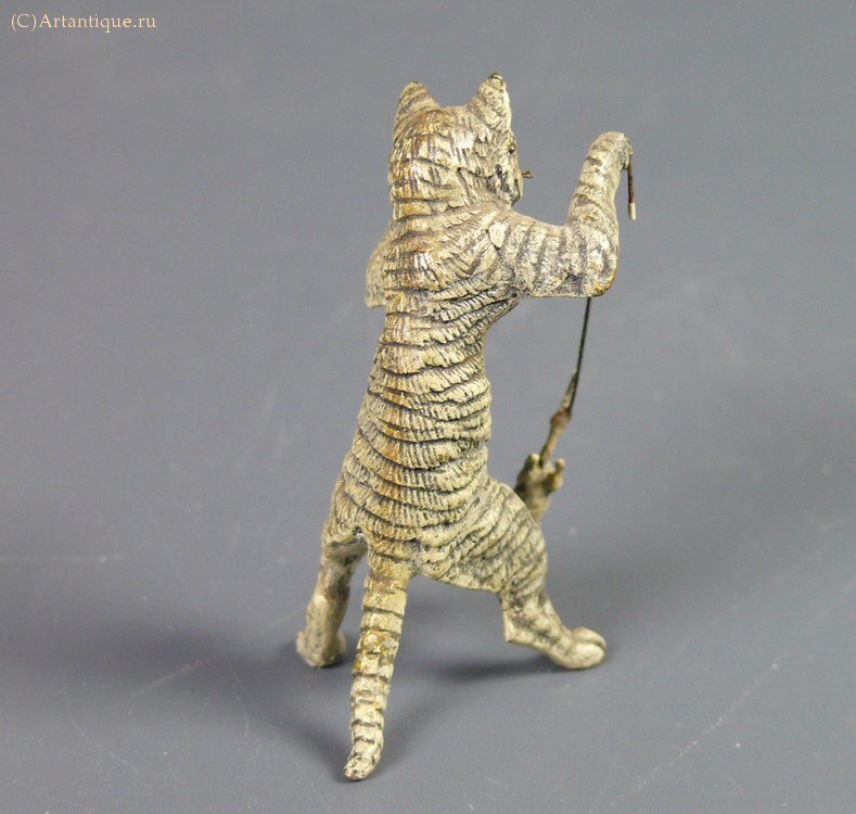 Статуэтка "Кот, играющий с мышкой"