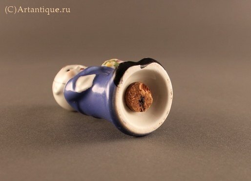 Солонка "Посыльный с букетом"