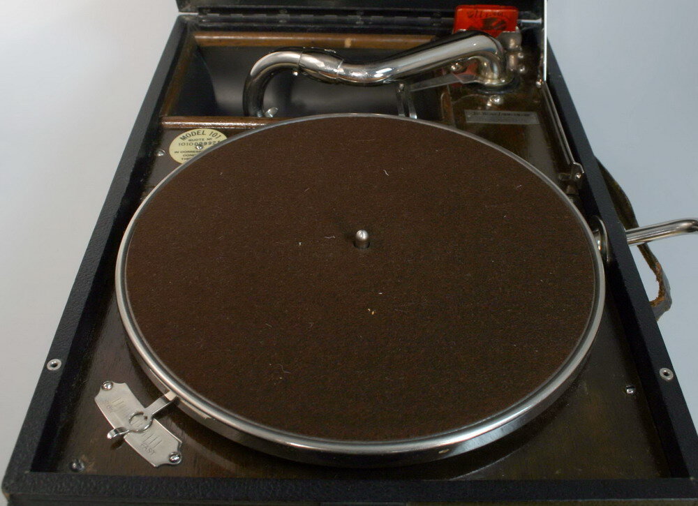 Патефон "His Master's Voice"