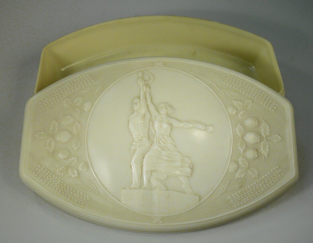 Коробка кондитерская "Рабочий и колхозница"