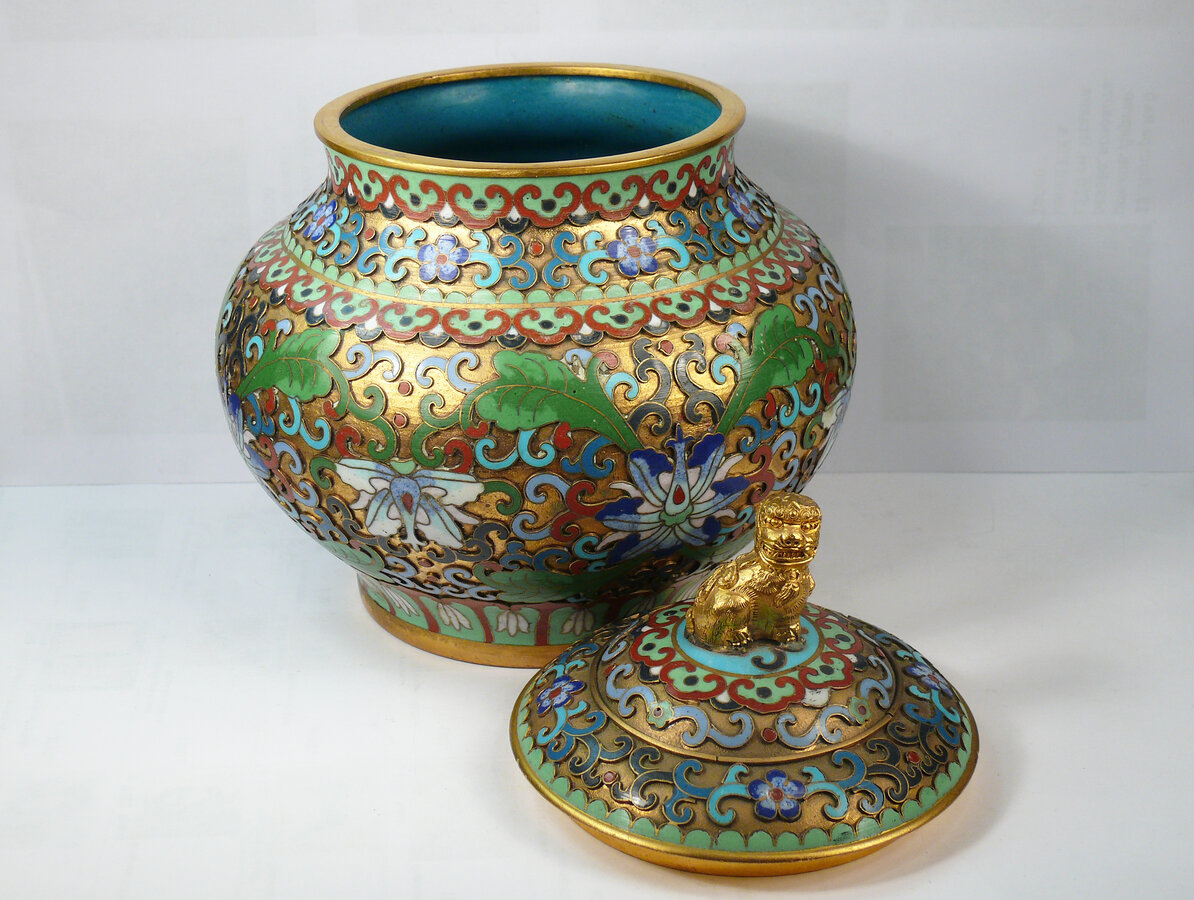 Конфетница с крышкой, украшенной львом