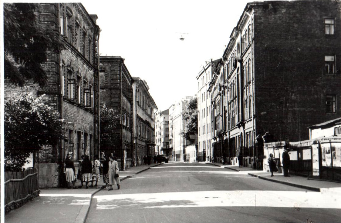 Малая Бронная. 15 июля 1956 г. Слева - доходные дома Гирша. Снесены в 1976 г.