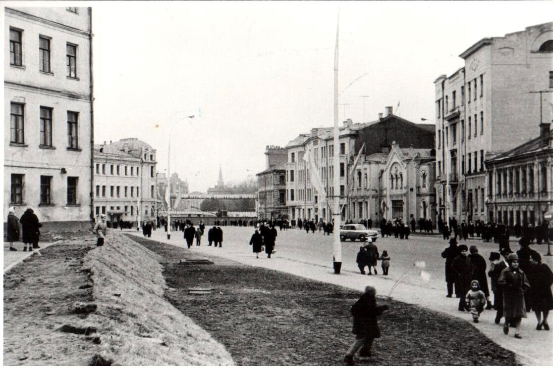Новый Арбат. 7 ноября 1963 г. Третий дом справа - род. дом имени Грауэрмана.