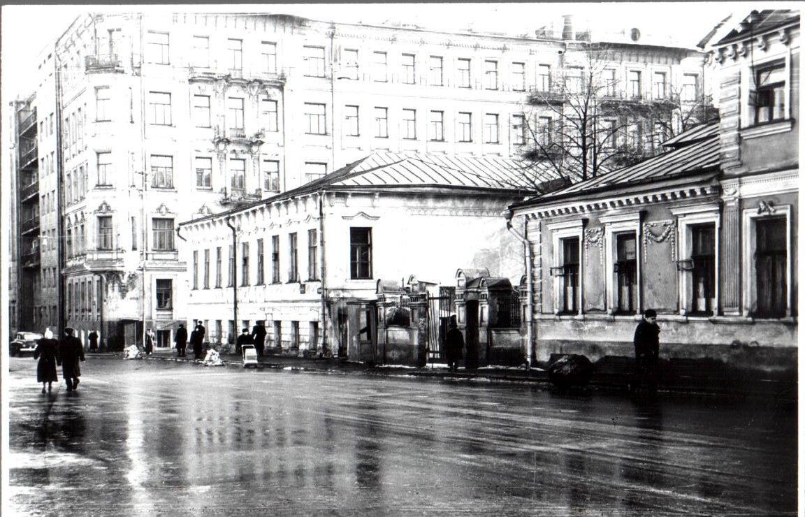 Сивцев вражек. Декабрь 1956 г. Первый дом справа - дом, где жил А.И. Герцен после возвращения  из ссылки. Второй дом справа - дом отца Герцена. (ныне новодел).