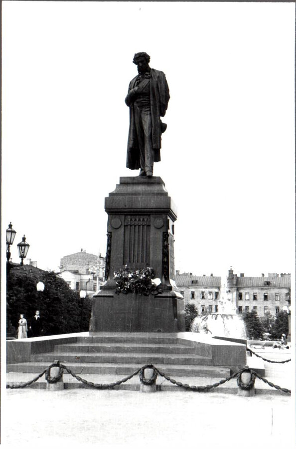 Пушкинская площадь. Июнь 1956 г. Кинотеатра "Россия" еще нет.