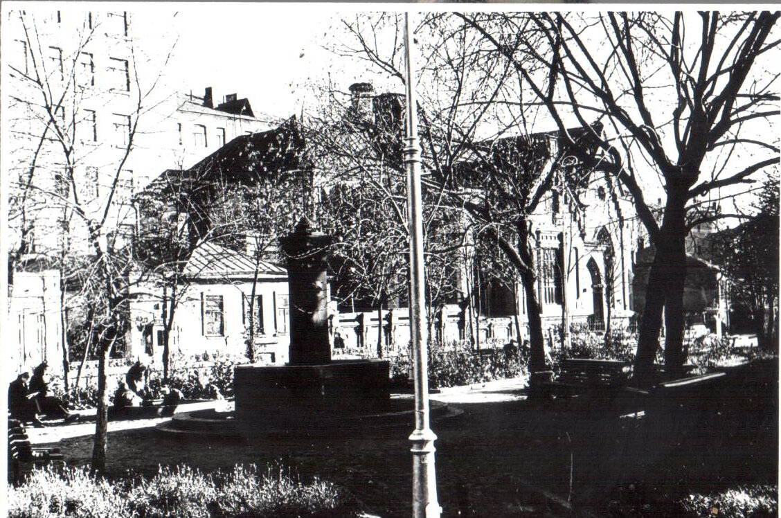 Собачья площадка. На заднем плане "Дом композиторов". Октябрь 1956 г.