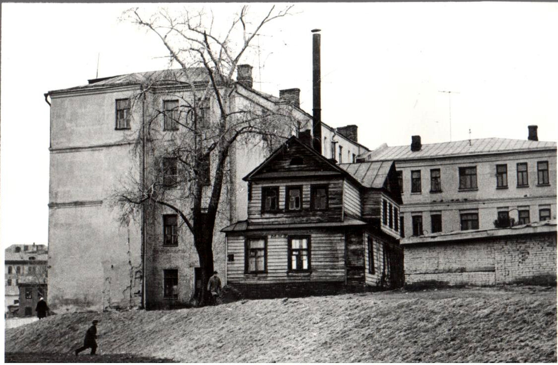 Улица Воровского 5. Домик П.С. Мочалова ( за церковью Симеона Стольника). 7 ноября 1963 г. Снесен в 1964 г.
