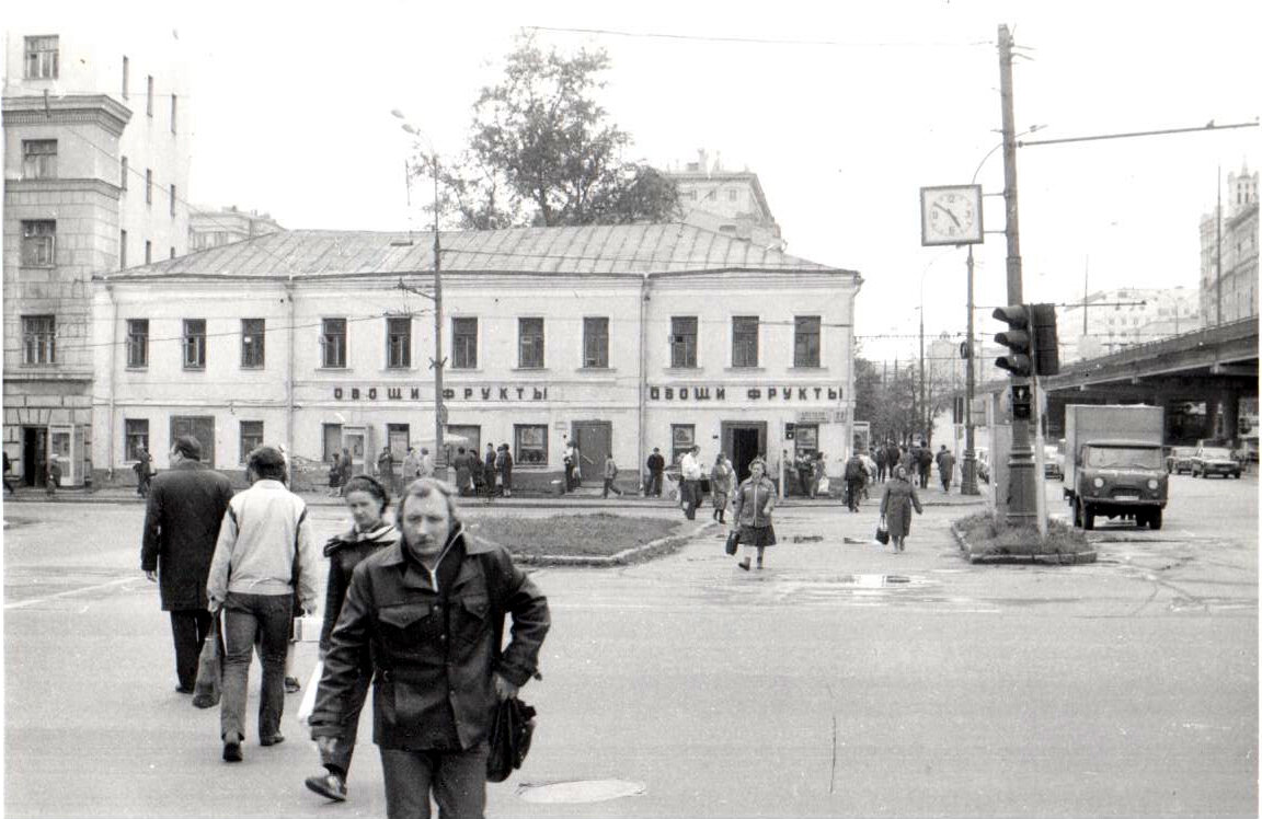 Цветной бульвар, 27. На 2-м этаже жил М.А. Врубель (1888 г.). 12 сентября 1987 г.