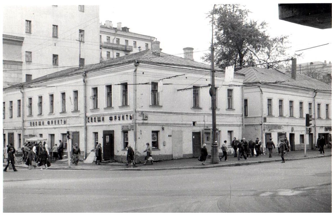 Цветной бульвар, 27. В угловой части, обращенной к Самотечной площади, размещался любимый актерами трактир. 12 сентября 1987 г.