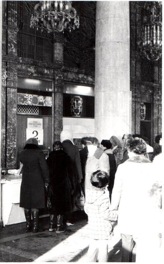 В гастрономе на площади Восстания. (колбасный отдел). 10 февраля 1985 г.