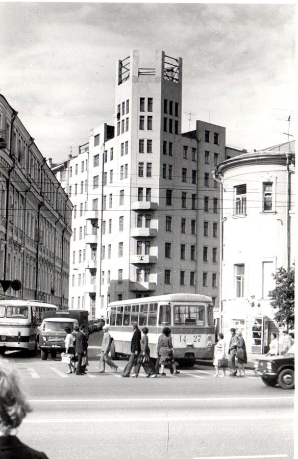 Дом№ 2/10 в Калашном переулке, где живет И.С. Глазунов. (в башне), кв. 23. Бывшее здание Моссельпрома. 27 июля 1978 г.