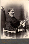Фотография "Портрет мужчины с газетой" И. Иванов. 1890 - 1915 гг. Нижний Новгород.