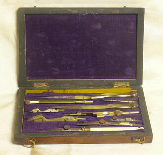 Готовальня в деревянном футляре