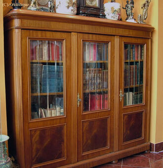 Шкаф книжный
