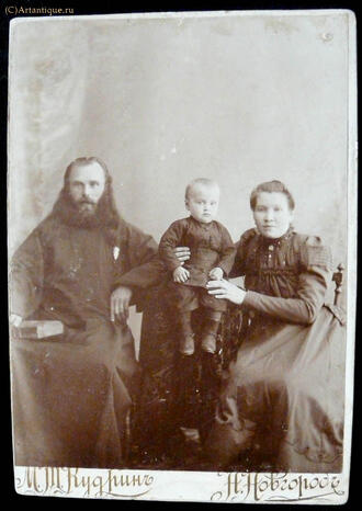 Фотография "Священник с женой и ребенком"