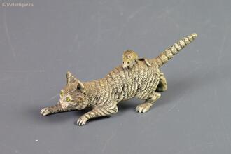 Статуэтка "Кошка с мышкой на спине" 