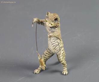 Статуэтка "Кот, играющий с мышкой"