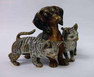 Статуэтка "Такса с кошками"