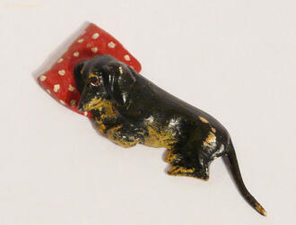 Статуэтка "Такса на красной подушке"