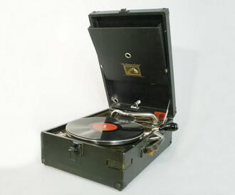Патефон "His Master's Voice"