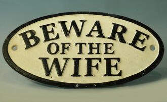 Табличка "Beware of wife"