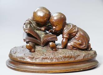 Статуэтка "Малыши, читающие книгу"
