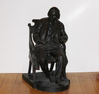 Скульптура "Н.В.Гоголь в кресле"