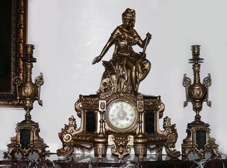 Часы каминные с канделябрами