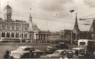Любительский альбом фотографий видов Москвы наклеенных на картон