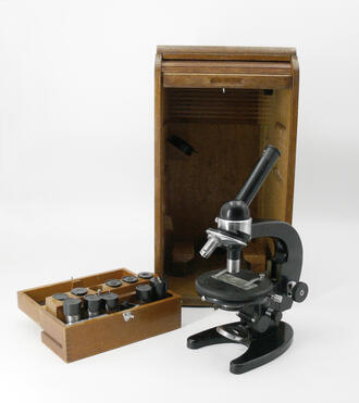 Микроскоп  "CARL ZEISS JENA".
