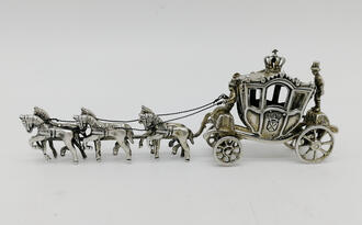 Миниатюра из серебра "Королевская карета"